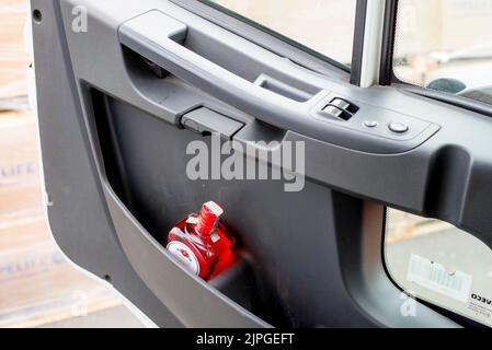 Olomouc 16 juin Rép. Tchèque vue du siège de camion lourd avec bothle d'alcool dans la porte conducteur. Le concept « boire derrière la roue ». Conduire un travail et l'alcoolisme Banque D'Images