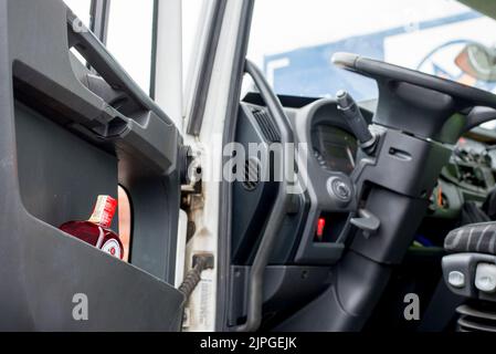 Olomouc 16 juin Rép. Tchèque vue du siège de camion lourd avec bothle d'alcool dans la porte conducteur. Le concept « boire derrière la roue ». Conduire un travail et l'alcoolisme Banque D'Images