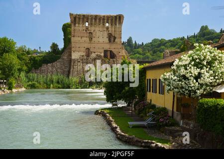 Borghetto près de Valeggio sul Mincio, province de Vérone, Vénétie, Italie : village historique sur la rivière, le long du passage à vélo Banque D'Images