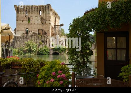 Borghetto près de Valeggio sul Mincio, province de Vérone, Vénétie, Italie : village historique sur la rivière, le long du passage à vélo Banque D'Images