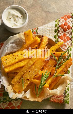 Frites polenta maison avec sauce au thym, au romarin et au yaourt Banque D'Images