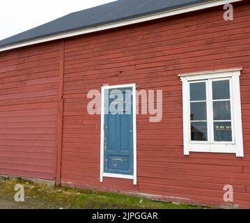 Maison traditionnelle en bois sur l'île de Svalbard près du pôle Nord. NY-Alesund, Svalbard, Norvège. 25 juillet 2022 Banque D'Images