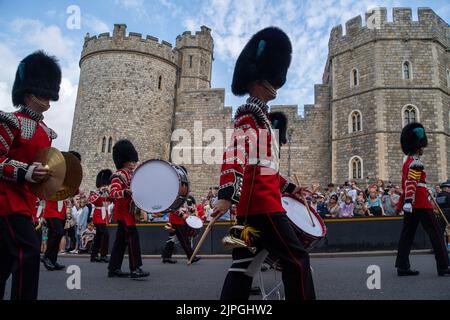 Windsor, Berkshire, Royaume-Uni. 18th août 2022. C'était une journée chargée à Windsor aujourd'hui, alors que les touristes et les habitants se sont enfurés pour voir la relève de la garde au château de Windsor. Irish Wolf Hound Seamus a dirigé aujourd'hui la parade des gardes irlandais du bataillon de 1st et de la garde du château de Windsor. La police armée de la vallée de la Tamise patrouillait tout au long du défilé à l'extérieur du château de Windsor. Crédit : Maureen McLean/Alay Live News Banque D'Images