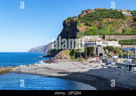 PONTA DO sol, PORTUGAL - 27 AOÛT 2021 : c'est une plage publique de gravier d'un petit village dans le sud-ouest de Madère. Banque D'Images