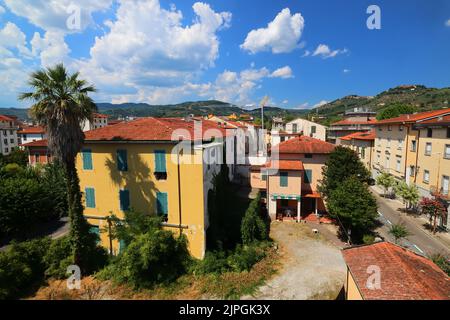 Vue sur les rues de Montecatini terme lors d'une chaude journée d'été. Toscane, Italie. Banque D'Images