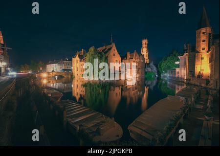 Rozenhoedkaai Rosary Quay Quai du Rosaire à Bruges, en Belgique, la nuit. Beffroi en arrière-plan Banque D'Images