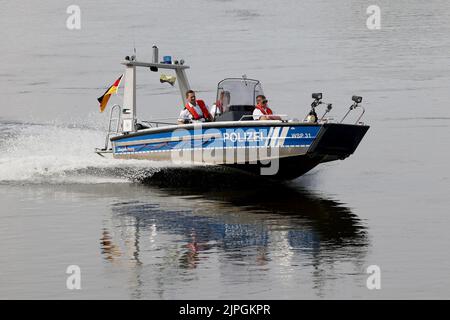 12 août 2022, Saxe-Anhalt, Schönebeck : un bateau de la police des eaux (WSP 31) navigue en amont sur l'Elbe près de Schönebeck. Malgré un manque d'eau et un manque partiel de navigation, les policiers patrouillent. Photo: Peter Gercke/dpa Banque D'Images