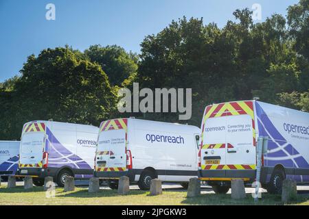 OpenReach, BT Vans alignés dans un parking Banque D'Images