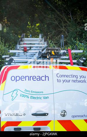 Vue arrière d'une fourgonnette électrique openreach BT avec échelles de toit Banque D'Images