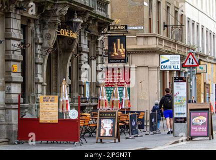 Dundee, Tayside, Écosse, Royaume-Uni. 18th août 2022. Actualités du Royaume-Uni : la flambée du coût des biens dans la crise du coût de la vie en Grande-Bretagne alors que l'inflation atteint 10,1% et les chiffres montrent que l'inflation continue d'augmenter. Il s'agit de l'inflation la plus élevée depuis février 1982, lorsque la mesure a été estimée à 10,4 %, et survient dans une crise du coût de la vie qui voit les prix s'ensuivre dans tout, des vacances à forfait aux poissons et frites et même aller dans les cafés, les restaurants et les pubs locaux. Crédit : Dundee Photographics/Alamy Live News Banque D'Images