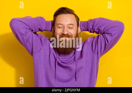 Vue de dessus photo de jeune positif mignon mâle se détendre le week-end passer du temps libre à dormir isolé sur fond jaune Banque D'Images