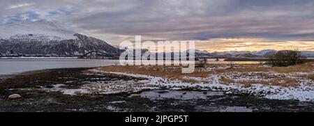 Pont de Lepsøya pris de Hestøya près de Haramsøya, Ålesund, Møre og Romsdal, Norvège. Banque D'Images