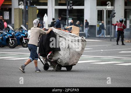 Buenos Aires, Argentine. 28th juillet 2022. Un homme collecte des boîtes de carton dans la rue, qu'il vend ensuite dans une cour de recyclage. Avec un taux d'inflation de 71 pour cent, le pouvoir d'achat des Argentins est en déclin permanent. 37,3 pour cent de la population du pays autrefois riche est maintenant considérée comme pauvre. Credit: Claudio Santisteban/dpa/Alamy Live News Banque D'Images