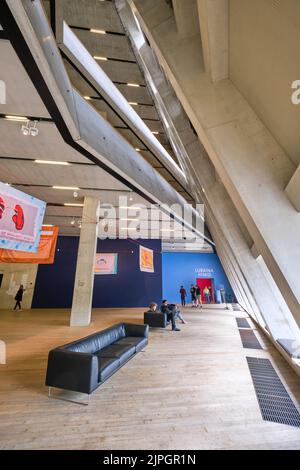 L'atrium est doté d'un mur de fenêtres en béton non fini. Dans le Herzog & de Meuron a conçu le bâtiment Blavatnik du Tate Modern Mus Banque D'Images