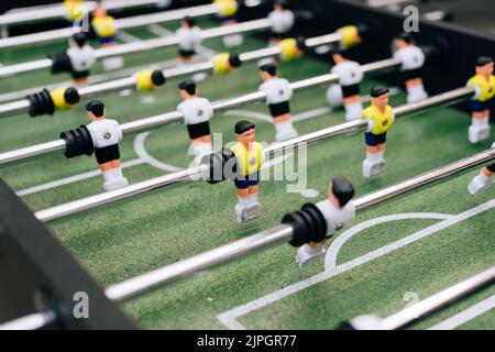 Footballeurs sur une table de baby-foot Banque D'Images