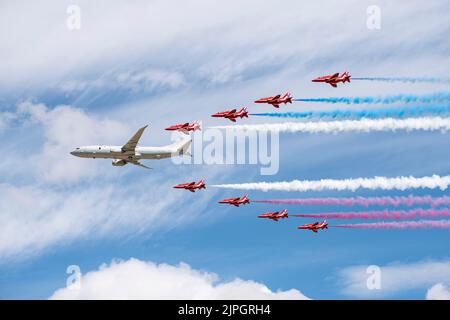 L'équipe d'exposition aérobatique de la RAF britannique Red Arrows vole en formation avec un avion de patrouille maritime Poseidon Boeing MRA1 au RIAT Banque D'Images