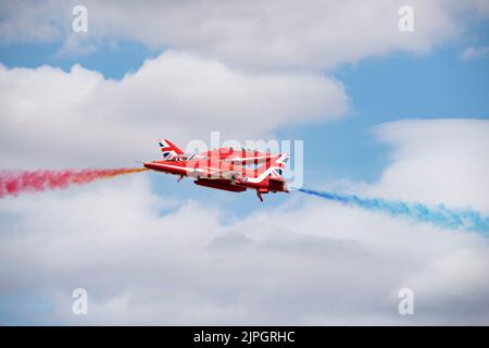 Deux entraîneurs de jet militaire Hawk de la RAF Red Arrows Display Team effectuent une croix audacieuse sur la manouvre lors de leur exposition à la RIAT Banque D'Images