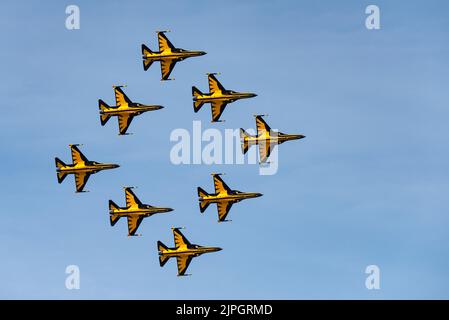 Huit entraîneurs de jet militaire Golden Eagle de la Force aérienne coréenne survolent en formation de diamants très près tout en s'exposant au International Air Tattoo Banque D'Images