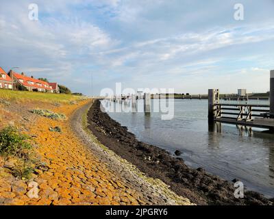 (220818) -- AMSTERDAM, le 18 août 2022 (Xinhua) -- la photo prise le 15 août 2022 montre une section de l'Afsluitdijk, un barrage qui sépare le lac Ijsselmeer de la mer des Wadden, aux pays-Bas. La poursuite de la sécheresse aux pays-Bas a rendu de plus en plus difficile la réponse à la demande néerlandaise d'eau dans de plus en plus de régions, malgré les précipitations actuelles et les mesures d'économie d'eau du gouvernement. Comme l'une des mesures de secours à la sécheresse, les portes de la coulée d'Afsluitdijk ont été fermées pour maintenir le niveau d'eau de l'Ijsselmeer, le plus grand lac du pays, aussi haut que possible depuis une largue Banque D'Images