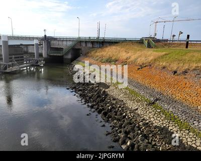 (220818) -- AMSTERDAM, le 18 août 2022 (Xinhua) -- la photo prise le 15 août 2022 montre une section de l'Afsluitdijk, un barrage qui sépare le lac Ijsselmeer de la mer des Wadden, aux pays-Bas. La poursuite de la sécheresse aux pays-Bas a rendu de plus en plus difficile la réponse à la demande néerlandaise d'eau dans de plus en plus de régions, malgré les précipitations actuelles et les mesures d'économie d'eau du gouvernement. Comme l'une des mesures de secours à la sécheresse, les portes de la coulée d'Afsluitdijk ont été fermées pour maintenir le niveau d'eau de l'Ijsselmeer, le plus grand lac du pays, aussi haut que possible depuis une largue Banque D'Images