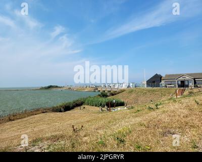 (220818) -- AMSTERDAM, le 18 août 2022 (Xinhua) -- la photo prise le 16 août 2022 montre une section de l'Afsluitdijk, un barrage qui sépare le lac Ijsselmeer de la mer des Wadden, aux pays-Bas. La poursuite de la sécheresse aux pays-Bas a rendu de plus en plus difficile la réponse à la demande néerlandaise d'eau dans de plus en plus de régions, malgré les précipitations actuelles et les mesures d'économie d'eau du gouvernement. Comme l'une des mesures de secours à la sécheresse, les portes de la coulée d'Afsluitdijk ont été fermées pour maintenir le niveau d'eau de l'Ijsselmeer, le plus grand lac du pays, aussi haut que possible depuis une largue Banque D'Images