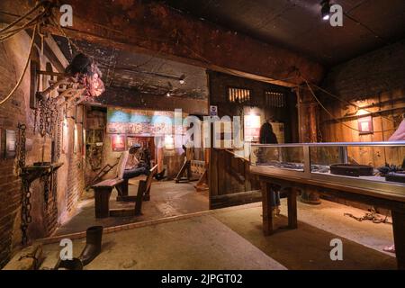 Vue sur certaines galeries avec diverses expositions. Au musée de la prison de Clink, Southbank Thames, Londres, Royaume-Uni. Banque D'Images