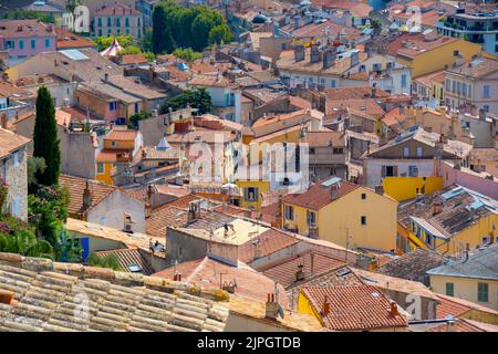 Vue aérienne sur les toits de tuiles et les façades colorées de la vieille ville d'Hyères, France Banque D'Images