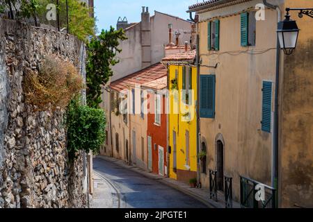 Façades colorées de maisons anciennes dans une rue de la vieille ville d'Hyères, en France, dans le département français du Var Banque D'Images