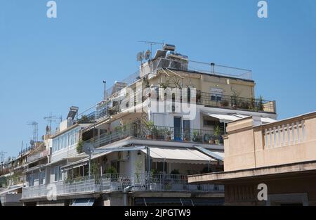 Appartements typiques dans le centre d'Athènes en été Banque D'Images