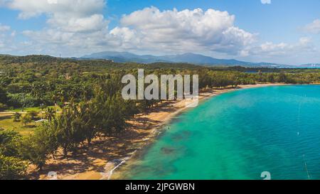 Vue panoramique sur la plage tropicale et les eaux turquoise Banque D'Images