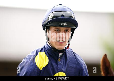 Jockey Clifford Lee après avoir remporté le Sky Bet Lowther Stakes avec Swingalong pendant le deuxième jour du festival Ebor à l'hippodrome de York. Date de la photo: Jeudi 18 août 2022. Banque D'Images