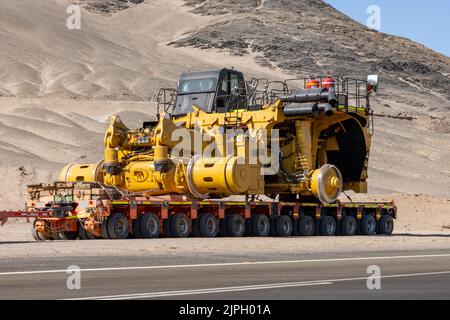 Un camion de transport minier Caterpillar 793F transporté sur la route Panamerican, dans le désert d'Atacama, dans le nord du Chili. Banque D'Images