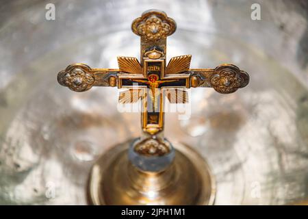 une croix dans une boîte dans une église pendant le baptême Banque D'Images