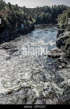 Rapides sur la rivière Sainte-Croix lors d'une belle journée d'automne ensoleillée à Taylors Falls, Minnesota, États-Unis. Banque D'Images