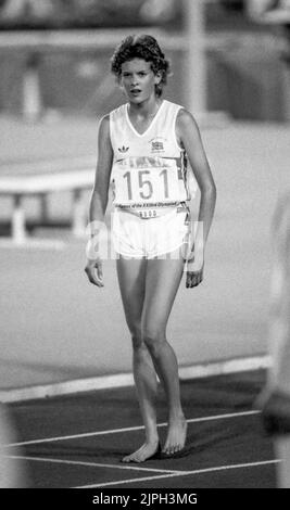 JEUX OLYMPIQUES D'ÉTÉ À LOS ANGELES 1984 ZOLA BUDD l'athlète britannique/sud-africain court pieds nus 3000m Banque D'Images