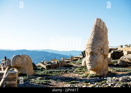 Têtes des statues sur Nemrut Dag au coucher du soleil. Photo du concept de voyage. Adiyaman, montagne Nemrut, Turquie Banque D'Images