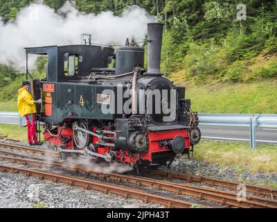 Il s'agit du célèbre train à vapeur à crémaillère avec son attraction touristique de voitures d'époque qui relie Jenbach au pittoresque lac Achensee Banque D'Images