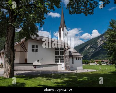 Scène colorée à l'église Dreifaltigkeitskirche [église de la Sainte Trinité] dans la station balnéaire de Pertisau sur les rives du lac Achensee Banque D'Images