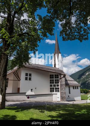 Scène colorée à l'église Dreifaltigkeitskirche [église de la Sainte Trinité] dans la station balnéaire de Pertisau sur les rives du lac Achensee Banque D'Images