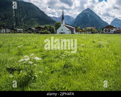 Scène colorée en regardant l'église Dreifaltigkeitskirche [église de la Sainte Trinité] dans la station balnéaire de Pertisau sur la rive du lac Achensee Banque D'Images