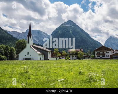 Scène colorée en regardant l'église Dreifaltigkeitskirche [église de la Sainte Trinité] dans la station balnéaire de Pertisau sur la rive du lac Achensee Banque D'Images