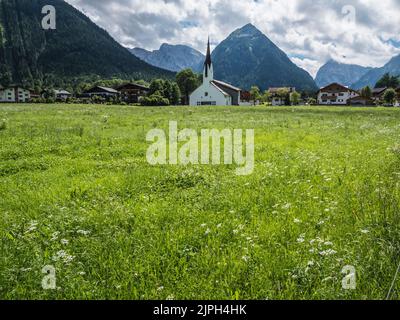 Scène colorée en regardant l'église Dreifaltigkeitskirche [église de la Sainte Trinité] dans la station balnéaire de Pertisau sur la rive du lac Achensee Banque D'Images