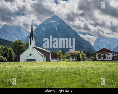 Scène colorée en regardant l'église Dreifaltigkeitskirche [église de la Sainte Trinité] dans la station balnéaire de Pertisau sur la rive du lac Achensee Banque D'Images