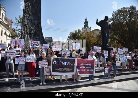 Lviv, Ukraine. 18th août 2022. Les manifestants tiennent des pancartes appelant à la libération des soldats capturés au cours de la manifestation. Les parents du régiment d'Azov ont présenté une manifestation demandant la libération des soldats capturés du régiment d'Azov lors de la visite du président ukrainien Volodymyr Zelenski, du président turc Recep Erdogan et du secrétaire général de l'ONU António Guterres à Lviv. Crédit : SOPA Images Limited/Alamy Live News Banque D'Images