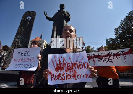 Lviv, Ukraine. 18th août 2022. Les manifestants tiennent des pancartes appelant à la libération des soldats capturés au cours de la manifestation. Les parents du régiment d'Azov ont présenté une manifestation demandant la libération des soldats capturés du régiment d'Azov lors de la visite du président ukrainien Volodymyr Zelenski, du président turc Recep Erdogan et du secrétaire général de l'ONU António Guterres à Lviv. Crédit : SOPA Images Limited/Alamy Live News Banque D'Images