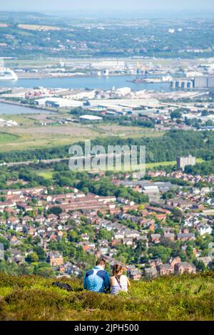 Un couple assis à Cave Hill en admirant la vue de Belfast en Irlande du Nord, au Royaume-Uni Banque D'Images