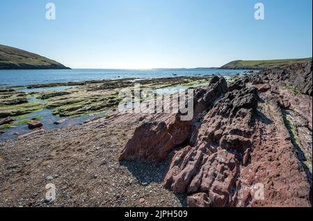 Des millions d'années de formation de roche à la plage de Manorbier dans le Pembrokshire Sud du pays de Galles Banque D'Images