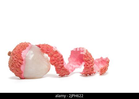 Laitchi décortiquable (Litchi chinensis) isolé sur blanc. Banque D'Images