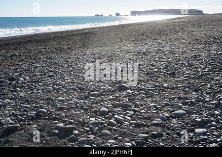 Galets sur Reynisfjara Black Beach en Islande Banque D'Images