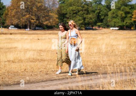 Wimbledon Londres, Royaume-Uni. 18 août 2022 . Deux femmes bénéficiant du soleil de l'après-midi sur un Wimbledon Common, dans le sud-ouest de Londres, une sécheresse a été déclarée par l'agence britannique pour l'environnement et Thames Water a annoncé une interdiction de l'hosépipe affectant 10 millions de clients dans le sud de l'Angleterre . Credit. amer ghazzal/Alamy Live News Banque D'Images